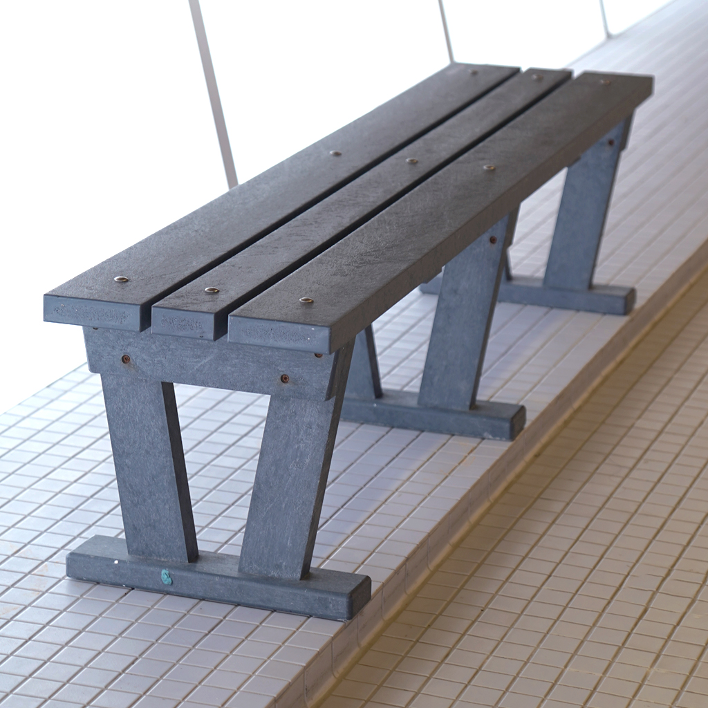 BANC LARGE DE PLASTIQUE - 2 PI